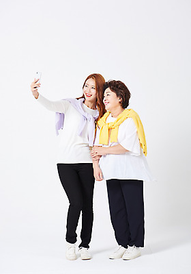 포토 JPG 스튜디오촬영 전신 응시 여자 딸 중년 50대 해외여행 여행 가족 모녀 엄마 실내 서기 미소 들기 사람 20대 성인 두명 앞모습 스마트폰 팔짱 다정 한국인 셀프카메라 카디건 흰배경 여자만 국내포토 해외 시선 뷰포인트 백그라운드 컨셉 관계 모션 표정 동양인 청년 내부 핸드폰 스마트기기 사진촬영 외투 흰색 파일형식