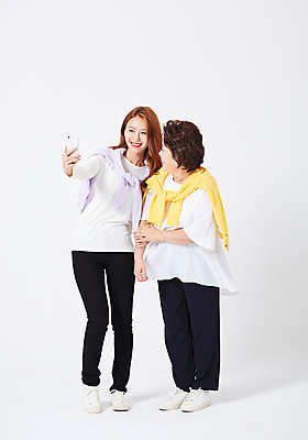 포토 JPG 스튜디오촬영 전신 응시 여자 딸 중년 50대 해외여행 여행 가족 모녀 엄마 실내 서기 미소 들기 사람 20대 성인 두명 앞모습 스마트폰 팔짱 다정 한국인 셀프카메라 카디건 흰배경 여자만 국내포토 해외 시선 뷰포인트 백그라운드 컨셉 관계 모션 표정 동양인 청년 내부 핸드폰 스마트기기 사진촬영 외투 흰색 파일형식