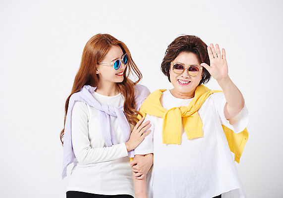 포토 JPG 스튜디오촬영 응시 여자 딸 중년 50대 해외여행 여행 가족 모녀 엄마 실내 서기 미소 사람 상반신 20대 성인 두명 앞모습 선글라스 팔짱 다정 한국인 카디건 즐거움 흰배경 손인사 여자만 국내포토 해외 시선 감정 안경 뷰포인트 백그라운드 컨셉 관계 모션 표정 동양인 청년 내부 외투 흰색 인사 파일형식