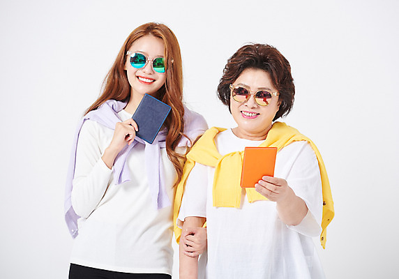 포토 JPG 스튜디오촬영 응시 여자 딸 중년 50대 해외여행 여행 가족 모녀 엄마 실내 서기 미소 들기 사람 상반신 20대 성인 두명 앞모습 선글라스 팔짱 다정 한국인 즐거움 흰배경 여권 여자만 국내포토 해외 시선 감정 안경 뷰포인트 백그라운드 컨셉 관계 모션 표정 동양인 청년 내부 흰색 파일형식