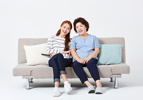 포토 JPG 스튜디오촬영 전신 응시 여자 딸 중년 50대 쿠션 가족 모녀 엄마 휴식 슬리퍼 실내 미소 들기 사람 앉기 20대 성인 두명 앞모습 소파 다정 한국인 리모컨 흰배경 여자만 국내포토 시선 뷰포인트 백그라운드 신발 컨셉 의자 관계 모션 표정 동양인 청년 내부 흰색 파일형식