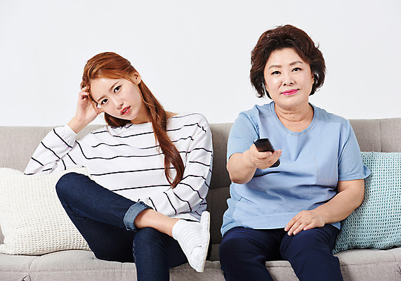 포토 JPG 스튜디오촬영 응시 여자 딸 중년 50대 쿠션 가족 모녀 엄마 휴식 실내 미소 사람 앉기 상반신 20대 성인 두명 앞모습 소파 한국인 찡그림 리모컨 흰배경 여자만 국내포토 시선 뷰포인트 백그라운드 컨셉 의자 관계 모션 표정 동양인 청년 내부 흰색 파일형식