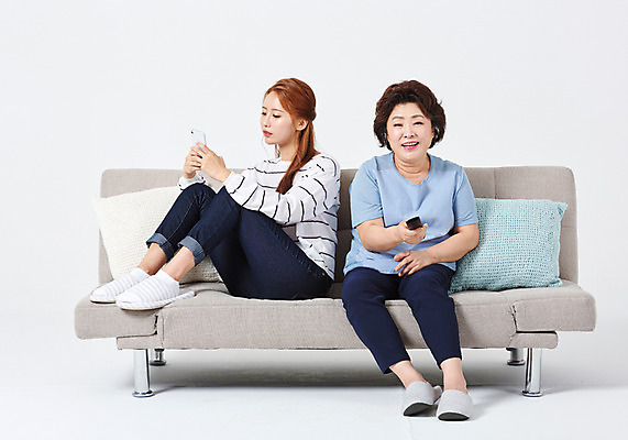 포토 JPG 스튜디오촬영 전신 응시 여자 딸 중년 50대 쿠션 가족 모녀 엄마 휴식 슬리퍼 실내 미소 들기 사람 앉기 20대 성인 두명 앞모습 옆모습 스마트폰 소파 한국인 리모컨 흰배경 여자만 국내포토 시선 뷰포인트 백그라운드 신발 컨셉 의자 관계 모션 표정 동양인 청년 내부 핸드폰 스마트기기 흰색 파일형식