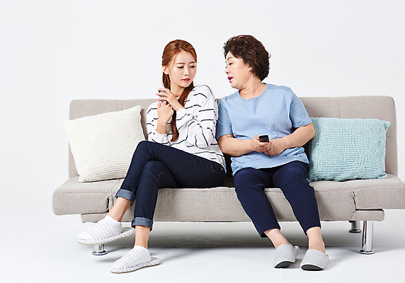 포토 JPG 스튜디오촬영 전신 응시 여자 딸 중년 50대 쿠션 가족 모녀 엄마 휴식 실내 들기 사람 앉기 20대 성인 두명 앞모습 스마트폰 소파 한국인 엿보기 흰배경 숨김 여자만 국내포토 시선 뷰포인트 백그라운드 컨셉 의자 관계 모션 동양인 청년 내부 핸드폰 스마트기기 흰색 파일형식