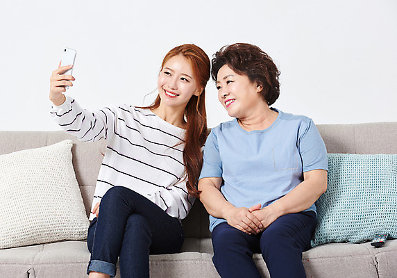 포토 JPG 스튜디오촬영 응시 여자 딸 중년 50대 쿠션 가족 모녀 엄마 휴식 실내 미소 들기 사람 앉기 상반신 20대 성인 두명 앞모습 스마트폰 소파 다정 한국인 셀프카메라 흰배경 여자만 국내포토 시선 뷰포인트 백그라운드 컨셉 의자 관계 모션 표정 동양인 청년 내부 핸드폰 스마트기기 사진촬영 흰색 파일형식