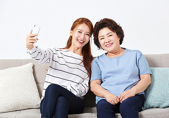 포토 JPG 스튜디오촬영 응시 여자 딸 중년 50대 쿠션 가족 모녀 엄마 휴식 실내 미소 들기 사람 앉기 상반신 20대 성인 두명 앞모습 스마트폰 소파 다정 한국인 셀프카메라 흰배경 여자만 국내포토 시선 뷰포인트 백그라운드 컨셉 의자 관계 모션 표정 동양인 청년 내부 핸드폰 스마트기기 사진촬영 흰색 파일형식