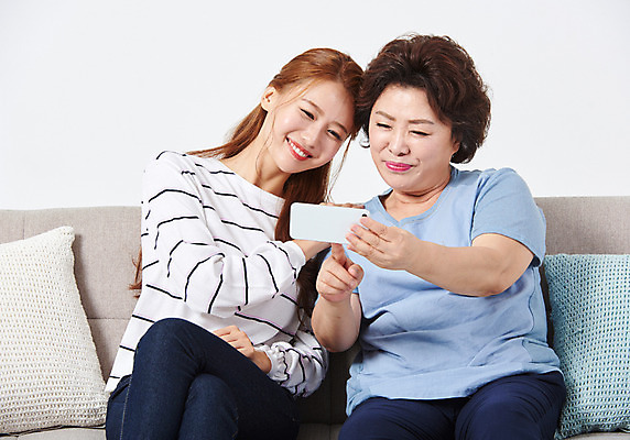 포토 JPG 스튜디오촬영 응시 여자 딸 중년 50대 쿠션 가족 모녀 엄마 휴식 실내 미소 들기 사람 앉기 상반신 20대 성인 두명 앞모습 스마트폰 소파 다정 한국인 셀프카메라 즐거움 흰배경 여자만 국내포토 시선 감정 뷰포인트 백그라운드 컨셉 의자 관계 모션 표정 동양인 청년 내부 핸드폰 스마트기기 사진촬영 흰색 파일형식