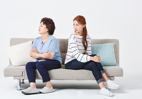 포토 JPG 스튜디오촬영 전신 응시 여자 딸 중년 50대 쿠션 가족 모녀 엄마 실내 사람 앉기 20대 성인 두명 옆모습 소파 팔짱 한국인 흰배경 갈등 삐침 말다툼 여자만 국내포토 시선 감정 뷰포인트 백그라운드 의자 관계 모션 동양인 청년 내부 흰색 싸움 파일형식