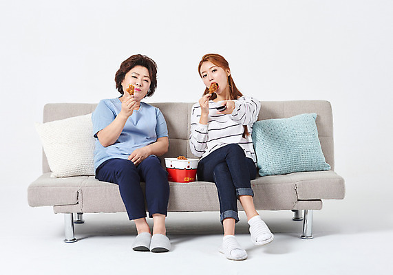포토 JPG 스튜디오촬영 전신 응시 여자 딸 중년 50대 쿠션 가족 모녀 엄마 휴식 슬리퍼 실내 들기 사람 앉기 20대 성인 두명 앞모습 소파 치킨 다정 한국인 리모컨 먹기 흰배경 야식 닭다리 여자만 국내포토 시선 뷰포인트 백그라운드 신발 컨셉 의자 관계 모션 동양인 청년 내부 흰색 닭고기요리 파일형식