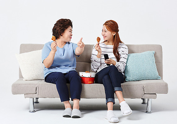 포토 JPG 스튜디오촬영 전신 여자 딸 중년 50대 쿠션 손가락 가족 모녀 엄마 휴식 슬리퍼 실내 미소 들기 사람 앉기 20대 성인 두명 앞모습 소파 치킨 다정 한국인 가리킴 리모컨 즐거움 흰배경 야식 닭다리 여자만 국내포토 손 감정 뷰포인트 백그라운드 신발 컨셉 의자 관계 모션 표정 동양인 손짓 청년 내부 흰색 닭고기요리 파일형식