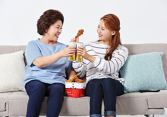 포토 JPG 스튜디오촬영 응시 여자 딸 중년 50대 쿠션 가족 모녀 엄마 휴식 실내 미소 사람 앉기 상반신 20대 성인 두명 앞모습 소파 마주보기 치킨 다정 한국인 즐거움 흰배경 건배 야식 닭다리 캔맥주 여자만 치맥 국내포토 시선 감정 뷰포인트 백그라운드 컨셉 의자 관계 모션 맥주 표정 동양인 청년 내부 흰색 캔 닭고기요리 파일형식