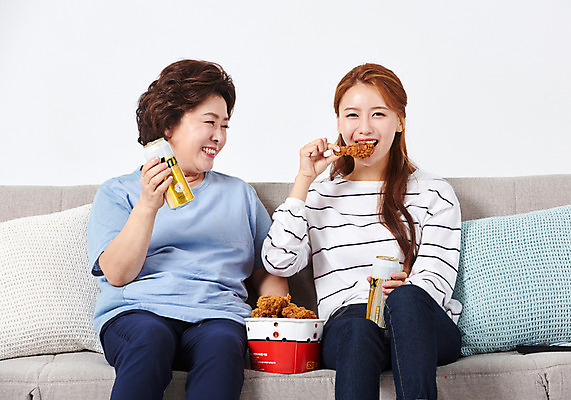 포토 JPG 스튜디오촬영 응시 여자 딸 중년 50대 쿠션 가족 모녀 엄마 휴식 실내 미소 사람 앉기 상반신 20대 성인 두명 앞모습 소파 치킨 다정 한국인 먹기 즐거움 흰배경 야식 캔맥주 여자만 치맥 국내포토 시선 감정 뷰포인트 백그라운드 컨셉 의자 관계 모션 맥주 표정 동양인 청년 내부 흰색 캔 닭고기요리 파일형식