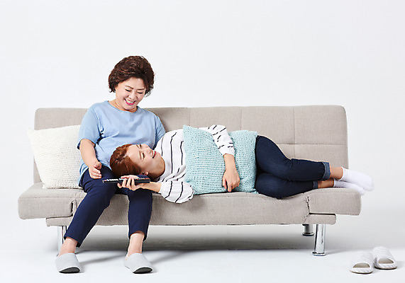 포토 JPG 스튜디오촬영 전신 응시 여자 딸 중년 50대 쿠션 가족 안기 모녀 엄마 휴식 슬리퍼 실내 미소 들기 사람 앉기 20대 성인 두명 앞모습 옆모습 소파 눕기 마주보기 다정 한국인 리모컨 즐거움 흰배경 무릎베개 여자만 국내포토 시선 감정 뷰포인트 백그라운드 신발 컨셉 의자 관계 모션 표정 동양인 청년 내부 흰색 파일형식