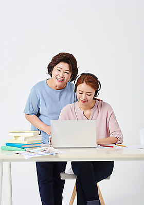 포토 JPG 스튜디오촬영 응시 여자 딸 중년 50대 가족 모녀 엄마 실내 서기 미소 사람 앉기 상반신 20대 성인 두명 앞모습 노트북 연필 헤드셋 다정 한국인 구직 책상 흰배경 문서 취업준비생 빨간펜 책더미 여자만 국내포토 시선 뷰포인트 음향기기 가구 백그라운드 컨셉 관계 모션 학용품 표정 동양인 청년 내부 책 전자제품 필기구 펜 헤드폰 흰색 무더기 파일형식