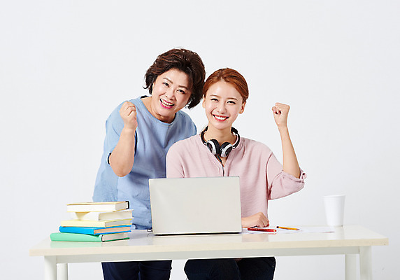 포토 JPG 스튜디오촬영 응시 여자 딸 중년 50대 가족 모녀 엄마 실내 서기 미소 사람 앉기 상반신 20대 성인 두명 앞모습 노트북 연필 손들기 파이팅 헤드셋 다정 한국인 머그컵 구직 책상 흰배경 취업준비생 빨간펜 책더미 여자만 국내포토 시선 뷰포인트 음향기기 가구 백그라운드 컨셉 관계 모션 학용품 표정 동양인 청년 내부 책 컵 전자제품 필기구 펜 헤드폰 흰색 무더기 파일형식