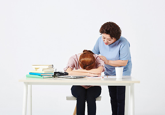 포토 JPG 스튜디오촬영 여자 딸 엎드리기 중년 50대 가족 모녀 엄마 실내 서기 사람 앉기 상반신 20대 성인 두명 앞모습 옆모습 노트북 헤드셋 한국인 머그컵 구직 슬픔 책상 흰배경 취업준비생 위로 책더미 여자만 어깨에손 국내포토 감정 뷰포인트 음향기기 가구 백그라운드 컨셉 관계 모션 동양인 청년 내부 책 컵 전자제품 헤드폰 흰색 무더기 파일형식