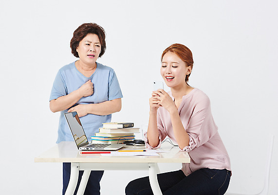 포토 JPG 스튜디오촬영 응시 여자 딸 중년 50대 가족 모녀 엄마 실내 서기 미소 사람 앉기 상반신 20대 성인 두명 앞모습 옆모습 노트북 스마트폰 연필 한국인 구직 분노 잡기 가슴 책상 흰배경 문서 취업준비생 빨간펜 딴짓 책더미 치기 답답함 여자만 국내포토 시선 감정 뷰포인트 가구 백그라운드 컨셉 관계 모션 학용품 표정 동양인 청년 내부 신체부위 책 전자제품 핸드폰 스마트기기 필기구 펜 흰색 감각 무더기 파일형식