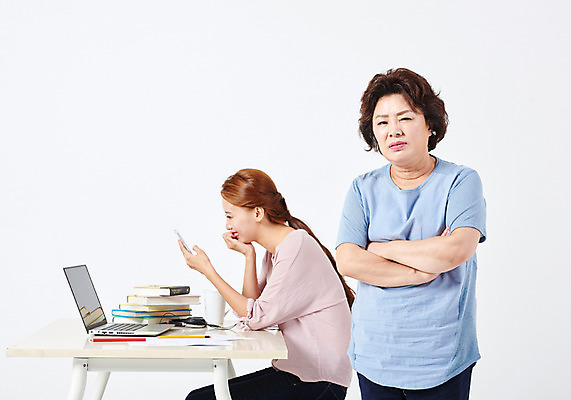 포토 JPG 스튜디오촬영 응시 여자 딸 중년 50대 가족 모녀 엄마 실내 서기 미소 사람 앉기 상반신 20대 성인 두명 앞모습 옆모습 노트북 스마트폰 연필 팔짱 한국인 머그컵 구직 찡그림 책상 흰배경 문서 취업준비생 빨간펜 딴짓 책더미 여자만 국내포토 시선 뷰포인트 가구 백그라운드 컨셉 관계 모션 학용품 표정 동양인 청년 내부 책 컵 전자제품 핸드폰 스마트기기 필기구 펜 흰색 무더기 파일형식