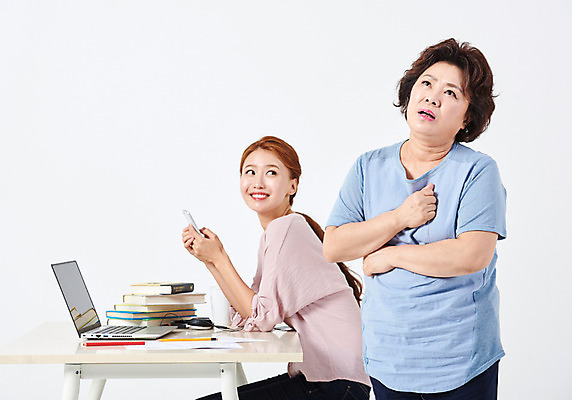 포토 JPG 스튜디오촬영 응시 여자 딸 중년 50대 가족 모녀 엄마 실내 서기 미소 사람 앉기 상반신 20대 성인 두명 앞모습 옆모습 노트북 스마트폰 연필 한국인 구직 한숨 가슴 책상 흰배경 문서 취업준비생 빨간펜 딴짓 책더미 치기 답답함 여자만 국내포토 시선 뷰포인트 가구 백그라운드 컨셉 관계 모션 학용품 표정 동양인 청년 내부 신체부위 책 전자제품 핸드폰 스마트기기 필기구 펜 흰색 감각 무더기 파일형식