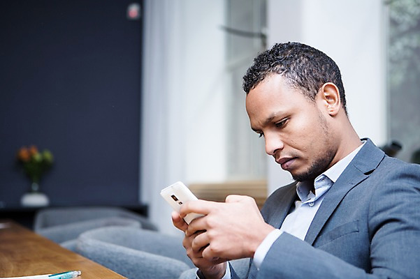 포토 JPG 응시 남자 흑인 비즈니스 실내 한명 사람 앉기 정장 상반신 성인 옆모습 30대 비즈니스라이프 스마트폰 업무 비즈니스맨 집중 창가 회의실 오피스룩 심각 성인남자한명만 국내포토 서양인 1 라이프스타일 시선 옷 뷰포인트 컨셉 창문 모션 내부 장년 핸드폰 스마트기기 작업 직장인 남자한명만 성인남자만 파일형식