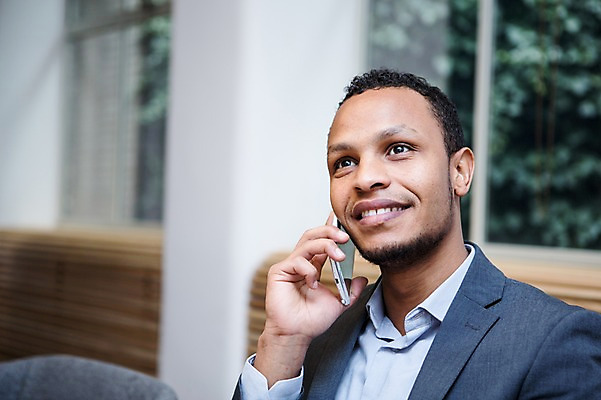 포토 JPG 응시 남자 흑인 비즈니스 실내 한명 미소 사람 앉기 정장 상반신 성인 옆모습 30대 비즈니스라이프 스마트폰 업무 비즈니스맨 창가 회의실 통화 오피스룩 성인남자한명만 국내포토 서양인 1 라이프스타일 시선 옷 뷰포인트 창문 모션 표정 내부 장년 핸드폰 스마트기기 작업 직장인 남자한명만 성인남자만 파일형식