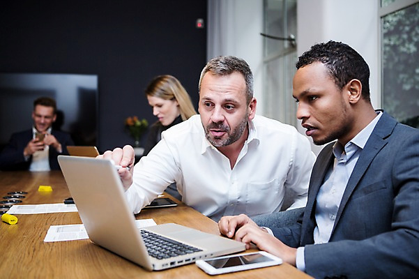 포토 JPG 서양인 응시 여자 남자 40대 흑인 비즈니스 회의 실내 미소 들기 사람 앉기 정장 여러명 상반신 20대 성인 앞모습 옆모습 30대 비즈니스라이프 노트북 스마트폰 가리킴 업무 비즈니스맨 비즈니스우먼 토론 창가 책상 회의실 문서 오피스룩 성인만 국내포토 외국인 라이프스타일 시선 옷 뷰포인트 중년 가구 다수 창문 모션 표정 손짓 청년 내부 장년 전자제품 핸드폰 스마트기기 작업 직장인 파일형식