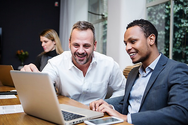 포토 JPG 서양인 응시 여자 남자 40대 흑인 비즈니스 회의 실내 미소 사람 앉기 정장 상반신 성인 앞모습 옆모습 세명 30대 비즈니스라이프 노트북 스마트폰 업무 비즈니스맨 비즈니스우먼 토론 창가 회의실 문서 오피스룩 성인만 국내포토 외국인 라이프스타일 시선 옷 뷰포인트 중년 창문 모션 표정 내부 장년 전자제품 핸드폰 스마트기기 작업 직장인 파일형식