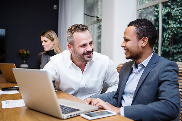 포토 JPG 서양인 응시 여자 남자 40대 흑인 비즈니스 회의 실내 미소 사람 앉기 정장 상반신 성인 앞모습 옆모습 세명 30대 비즈니스라이프 노트북 스마트폰 마주보기 업무 비즈니스맨 비즈니스우먼 토론 창가 책상 회의실 문서 오피스룩 성인만 국내포토 외국인 라이프스타일 시선 옷 뷰포인트 중년 가구 창문 모션 표정 내부 장년 전자제품 핸드폰 스마트기기 작업 직장인 파일형식