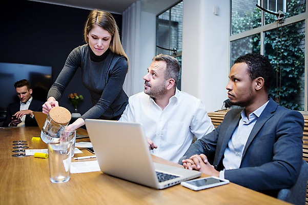 포토 JPG 서양인 응시 여자 남자 40대 흑인 비즈니스 창문 회의 실내 서기 사람 앉기 정장 여러명 상반신 20대 성인 앞모습 옆모습 물 30대 비즈니스라이프 노트북 스마트폰 업무 비즈니스맨 비즈니스우먼 붓기 물통 물컵 책상 회의실 오피스룩 성인만 국내포토 자연요소 외국인 라이프스타일 시선 옷 뷰포인트 중년 가구 다수 모션 청년 내부 컵 장년 전자제품 핸드폰 스마트기기 작업 직장인 파일형식