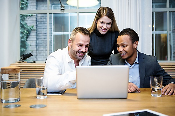 포토 JPG 서양인 응시 여자 남자 40대 흑인 비즈니스 회의 실내 서기 미소 웃음 사람 앉기 정장 상반신 성인 앞모습 세명 30대 비즈니스라이프 노트북 기쁨 업무 비즈니스맨 비즈니스우먼 토론 창가 물컵 책상 회의실 문서 오피스룩 성인만 국내포토 외국인 라이프스타일 시선 옷 감정 뷰포인트 중년 가구 창문 모션 표정 내부 컵 장년 전자제품 작업 직장인 파일형식