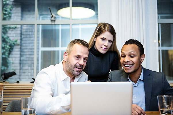 포토 JPG 서양인 응시 여자 남자 40대 흑인 비즈니스 회의 실내 미소 사람 앉기 정장 상반신 성인 앞모습 세명 30대 비즈니스라이프 노트북 업무 비즈니스맨 비즈니스우먼 토론 창가 물컵 회의실 오피스룩 성인만 국내포토 외국인 라이프스타일 시선 옷 뷰포인트 중년 창문 모션 표정 내부 컵 장년 전자제품 작업 직장인 파일형식