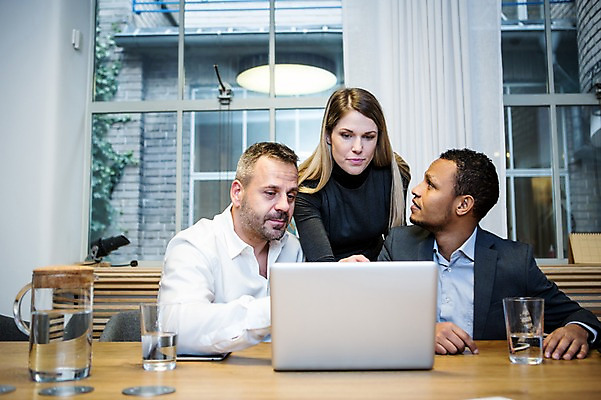 포토 JPG 서양인 여자 남자 흑인 비즈니스 창문 회의 실내 숙이기 서기 사람 앉기 정장 상반신 20대 성인 앞모습 세명 30대 비즈니스라이프 노트북 가리킴 업무 비즈니스맨 비즈니스우먼 뒤돌아보기 토론 창가 물컵 회의실 오피스룩 사무용책상 성인만 국내포토 외국인 라이프스타일 옷 뷰포인트 포즈 모션 손짓 청년 내부 컵 장년 전자제품 작업 직장인 책상 파일형식