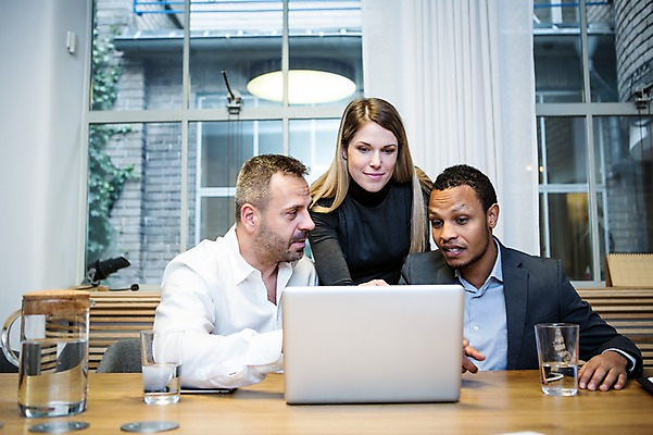 포토 JPG 서양인 응시 여자 남자 40대 흑인 비즈니스 창문 회의 실내 대화 서기 사람 앉기 정장 상반신 성인 앞모습 세명 30대 비즈니스라이프 노트북 업무 비즈니스맨 비즈니스우먼 토론 창가 물컵 책상 회의실 오피스룩 성인만 국내포토 외국인 라이프스타일 시선 옷 뷰포인트 중년 가구 모션 말하기 내부 컵 장년 전자제품 작업 직장인 파일형식