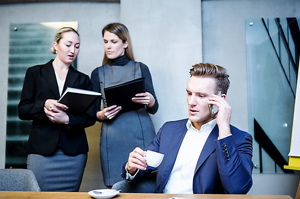 포토 JPG 서양인 응시 여자 남자 비즈니스 회의 실내 대화 서기 들기 사람 앉기 정장 상반신 20대 성인 앞모습 세명 30대 비즈니스라이프 스마트폰 마시기 업무 비즈니스맨 비즈니스우먼 커피잔 회의실 문서 통화 오피스룩 성인만 국내포토 외국인 라이프스타일 시선 옷 커피 뷰포인트 모션 잔 말하기 청년 내부 장년 핸드폰 스마트기기 작업 직장인 파일형식