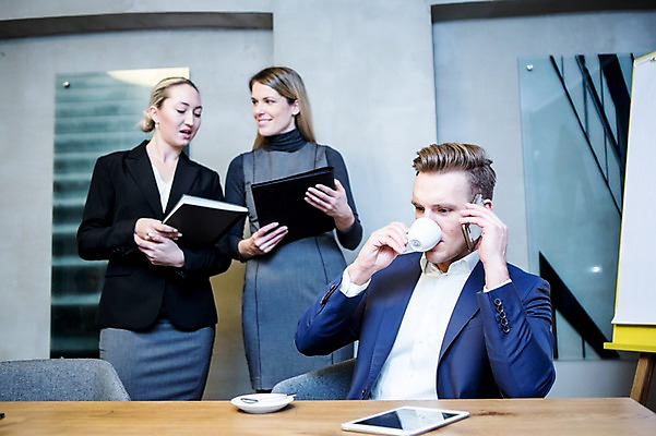 포토 JPG 서양인 여자 남자 비즈니스 회의 실내 대화 서기 들기 사람 앉기 정장 20대 성인 앞모습 옆모습 세명 30대 비즈니스라이프 스마트폰 태블릿 마시기 업무 비즈니스맨 비즈니스우먼 커피잔 책상 회의실 문서 통화 오피스룩 사무용의자 성인만 국내포토 외국인 라이프스타일 옷 커피 뷰포인트 가구 의자 모션 잔 말하기 청년 내부 장년 전자제품 핸드폰 스마트기기 작업 직장인 파일형식