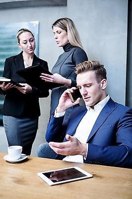 포토 JPG 서양인 응시 여자 남자 비즈니스 회의 실내 대화 서기 들기 사람 앉기 정장 손짓 상반신 20대 성인 앞모습 옆모습 세명 30대 비즈니스라이프 스마트폰 태블릿 업무 비즈니스맨 비즈니스우먼 커피잔 회의실 문서 통화 오피스룩 사무용책상 심각 성인만 국내포토 외국인 라이프스타일 시선 옷 커피 뷰포인트 컨셉 모션 잔 말하기 청년 내부 장년 전자제품 핸드폰 스마트기기 작업 직장인 책상 파일형식