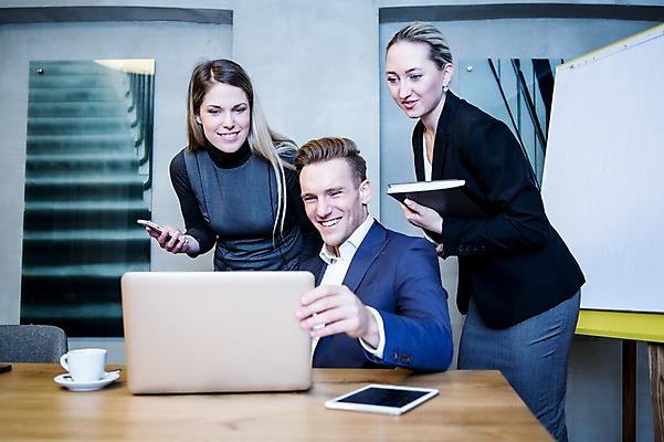 포토 JPG 서양인 응시 여자 남자 비즈니스 회의 실내 서기 미소 들기 사람 앉기 정장 여러명 상반신 20대 성인 앞모습 옆모습 30대 비즈니스라이프 노트북 스마트폰 태블릿 잡기 업무 비즈니스맨 비즈니스우먼 커피잔 토론 책상 회의실 리더 문서 화이트보드 보여주기 오피스룩 사무용의자 성인만 팀장 국내포토 외국인 라이프스타일 시선 옷 커피 뷰포인트 가구 다수 의자 모션 잔 표정 청년 내부 장년 전자제품 핸드폰 스마트기기 작업 직장인 파일형식