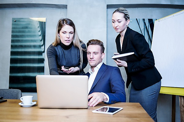 포토 JPG 서양인 응시 여자 남자 40대 비즈니스 회의 실내 서기 들기 사람 앉기 정장 상반신 20대 성인 앞모습 옆모습 세명 30대 비즈니스라이프 노트북 스마트폰 태블릿 업무 비즈니스맨 비즈니스우먼 커피잔 토론 책상 회의실 문서 화이트보드 오피스룩 성인만 국내포토 외국인 라이프스타일 시선 옷 커피 뷰포인트 중년 가구 모션 잔 청년 내부 장년 전자제품 핸드폰 스마트기기 작업 직장인 파일형식