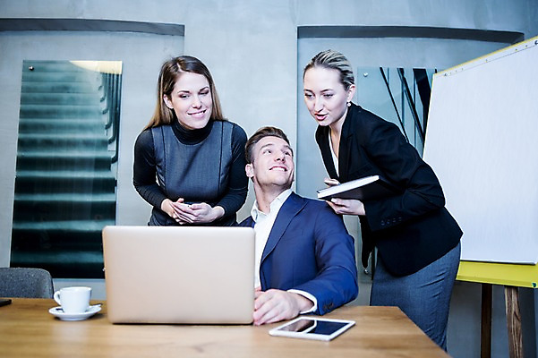 포토 JPG 서양인 응시 여자 남자 비즈니스 회의 실내 서기 미소 들기 사람 앉기 정장 상반신 20대 성인 앞모습 옆모습 세명 30대 비즈니스라이프 노트북 태블릿 업무 비즈니스맨 비즈니스우먼 뒤돌아보기 커피잔 토론 책상 회의실 문서 화이트보드 오피스룩 성인만 국내포토 외국인 라이프스타일 시선 옷 커피 뷰포인트 가구 모션 잔 표정 청년 내부 장년 전자제품 스마트기기 작업 직장인 파일형식