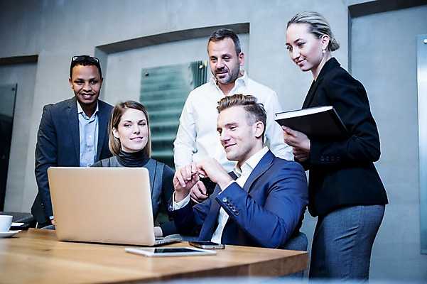 포토 JPG 서양인 응시 여자 남자 40대 흑인 액자 비즈니스 회의 실내 서기 미소 들기 사람 앉기 정장 여러명 상반신 20대 성인 앞모습 30대 비즈니스라이프 노트북 스마트폰 태블릿 펜 업무 비즈니스맨 비즈니스우먼 토론 책상 회의실 문서 오피스룩 성인만 국내포토 외국인 라이프스타일 시선 옷 뷰포인트 중년 가구 다수 모션 표정 청년 내부 장년 전자제품 핸드폰 스마트기기 필기구 작업 직장인 파일형식