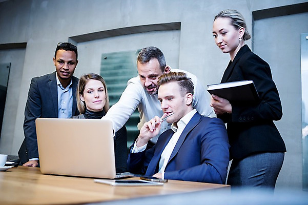 포토 JPG 서양인 응시 여자 남자 40대 흑인 비즈니스 회의 실내 서기 들기 사람 앉기 정장 여러명 상반신 20대 성인 앞모습 옆모습 30대 비즈니스라이프 노트북 스마트폰 태블릿 펜 가리킴 업무 비즈니스맨 비즈니스우먼 토론 책상 회의실 문서 오피스룩 성인만 국내포토 외국인 라이프스타일 시선 옷 뷰포인트 중년 가구 다수 모션 손짓 청년 내부 장년 전자제품 핸드폰 스마트기기 필기구 작업 직장인 파일형식