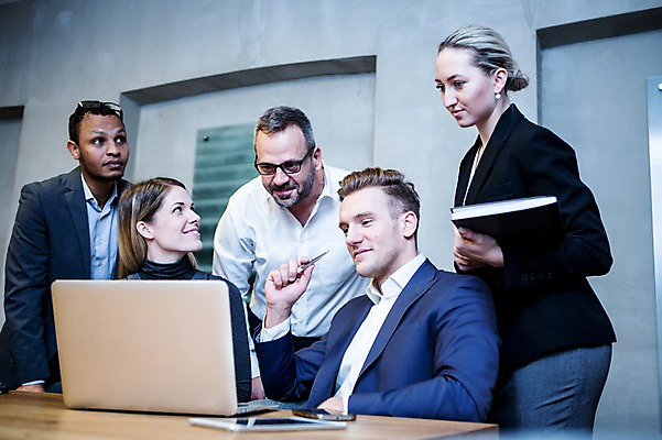 포토 JPG 서양인 응시 여자 남자 40대 흑인 비즈니스 회의 실내 서기 미소 들기 사람 앉기 정장 여러명 상반신 20대 성인 앞모습 옆모습 30대 비즈니스라이프 노트북 스마트폰 태블릿 펜 업무 비즈니스맨 비즈니스우먼 뒤돌아보기 토론 회의실 문서 오피스룩 사무용책상 성인만 안경낌 국내포토 외국인 라이프스타일 시선 옷 안경 뷰포인트 중년 다수 모션 표정 청년 내부 장년 전자제품 핸드폰 스마트기기 필기구 작업 직장인 책상 파일형식