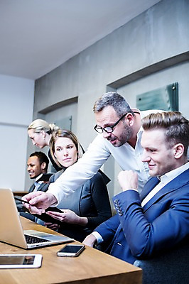 포토 JPG 서양인 응시 여자 남자 40대 흑인 비즈니스 회의 실내 서기 미소 들기 사람 앉기 정장 여러명 상반신 20대 성인 옆모습 30대 비즈니스라이프 노트북 스마트폰 태블릿 펜 가리킴 업무 비즈니스맨 비즈니스우먼 토론 책상 회의실 문서 오피스룩 성인만 안경낌 국내포토 외국인 라이프스타일 시선 옷 안경 뷰포인트 중년 가구 다수 모션 표정 손짓 청년 내부 장년 전자제품 핸드폰 스마트기기 필기구 작업 직장인 파일형식