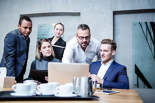 포토 JPG 서양인 응시 여자 남자 40대 흑인 비즈니스 회의 실내 대화 서기 미소 들기 사람 앉기 정장 여러명 상반신 20대 성인 앞모습 옆모습 30대 비즈니스라이프 노트북 스마트폰 태블릿 업무 비즈니스맨 비즈니스우먼 토론 회의실 문서 오피스룩 사무용책상 성인만 안경낌 국내포토 외국인 라이프스타일 시선 옷 안경 뷰포인트 중년 다수 모션 표정 말하기 청년 내부 장년 전자제품 핸드폰 스마트기기 작업 직장인 책상 파일형식