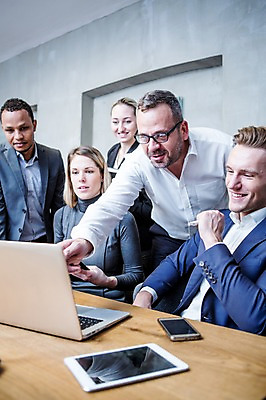 포토 JPG 서양인 응시 여자 남자 40대 흑인 비즈니스 회의 실내 숙이기 서기 미소 사람 앉기 정장 여러명 상반신 20대 성인 앞모습 옆모습 30대 비즈니스라이프 노트북 스마트폰 태블릿 가리킴 업무 비즈니스맨 비즈니스우먼 토론 책상 회의실 오피스룩 성인만 안경낌 국내포토 외국인 라이프스타일 시선 옷 안경 뷰포인트 중년 포즈 가구 다수 모션 표정 손짓 청년 내부 장년 전자제품 핸드폰 스마트기기 작업 직장인 파일형식