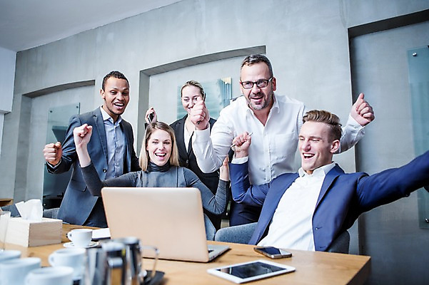 포토 JPG 서양인 응시 여자 남자 40대 흑인 비즈니스 회의 팔벌리기 실내 서기 웃음 사람 앉기 정장 여러명 상반신 20대 성인 앞모습 옆모습 30대 비즈니스라이프 노트북 태블릿 손들기 파이팅 기쁨 업무 비즈니스맨 비즈니스우먼 커피잔 토론 책상 회의실 오피스룩 성인만 안경낌 국내포토 외국인 라이프스타일 시선 옷 감정 안경 커피 뷰포인트 중년 가구 다수 모션 잔 표정 청년 내부 장년 전자제품 스마트기기 작업 직장인 파일형식