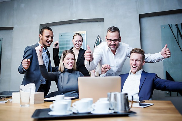 포토 JPG 서양인 응시 여자 남자 40대 흑인 비즈니스 회의 팔벌리기 실내 서기 미소 웃음 사람 앉기 정장 여러명 상반신 20대 성인 앞모습 30대 비즈니스라이프 노트북 손들기 파이팅 기쁨 최고 업무 비즈니스맨 비즈니스우먼 토론 책상 회의실 오피스룩 성인만 안경낌 국내포토 외국인 라이프스타일 시선 옷 감정 안경 뷰포인트 중년 가구 다수 모션 표정 청년 내부 장년 전자제품 작업 직장인 파일형식