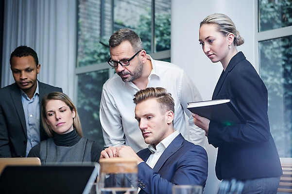 포토 JPG 서양인 응시 여자 남자 40대 흑인 비즈니스 회의 실내 서기 사람 앉기 정장 여러명 상반신 20대 성인 앞모습 옆모습 30대 비즈니스라이프 업무 비즈니스맨 비즈니스우먼 토론 집중 창가 책상 회의실 오피스룩 성인만 안경낌 국내포토 외국인 라이프스타일 시선 옷 안경 뷰포인트 중년 가구 다수 컨셉 창문 모션 청년 내부 장년 작업 직장인 파일형식