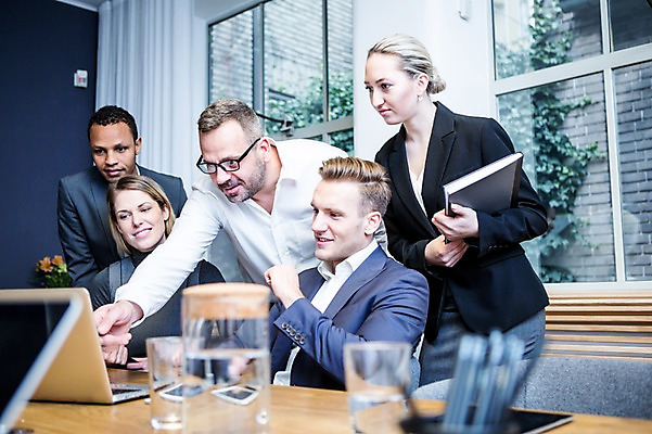 포토 JPG 서양인 응시 여자 남자 40대 흑인 비즈니스 회의 실내 서기 미소 사람 앉기 정장 여러명 상반신 20대 성인 앞모습 옆모습 30대 비즈니스라이프 노트북 가리킴 업무 비즈니스맨 비즈니스우먼 토론 집중 창가 물컵 책상 회의실 오피스룩 성인만 안경낌 국내포토 외국인 라이프스타일 시선 옷 안경 뷰포인트 중년 가구 다수 컨셉 창문 모션 표정 손짓 청년 내부 컵 장년 전자제품 작업 직장인 파일형식