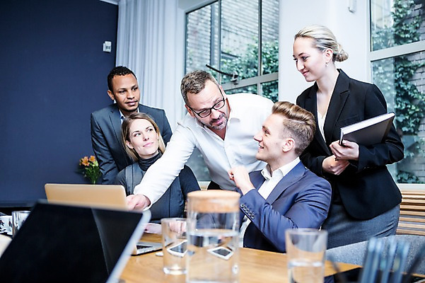 포토 JPG 서양인 응시 여자 남자 40대 흑인 비즈니스 회의 실내 숙이기 서기 미소 사람 앉기 정장 손짓 여러명 상반신 20대 성인 앞모습 옆모습 30대 비즈니스라이프 노트북 마주보기 가리킴 업무 비즈니스맨 비즈니스우먼 토론 집중 창가 물컵 책상 회의실 오피스룩 성인만 안경낌 국내포토 외국인 라이프스타일 시선 옷 안경 뷰포인트 중년 포즈 가구 다수 컨셉 창문 모션 표정 청년 내부 컵 장년 전자제품 작업 직장인 파일형식